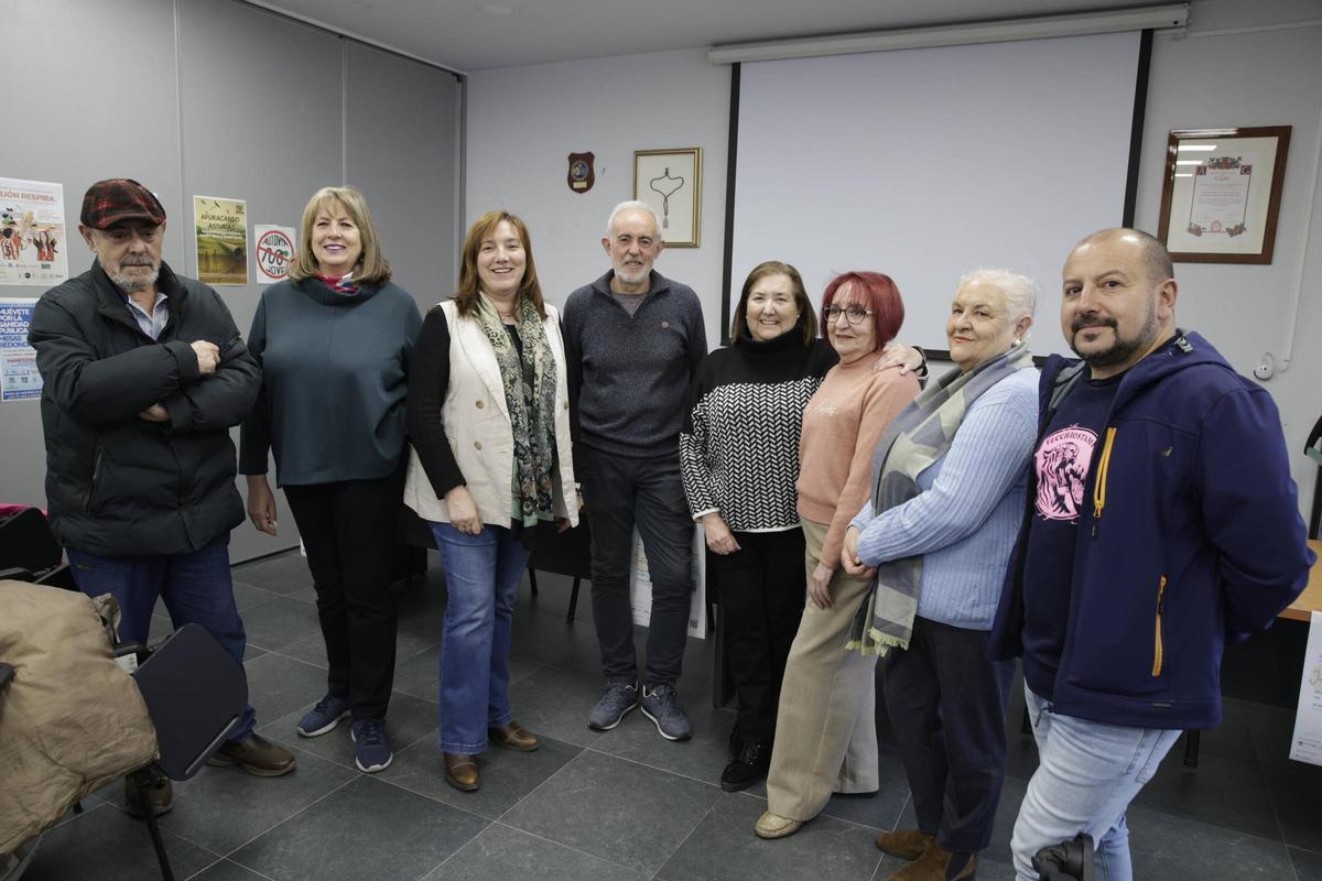 Por la izquierda, José Luis Rodríguez Peón, Amparo Suárez, Josefina Pastur, Manuel Cañete, María José Cuervo, Carmen Vilas, Ana María Osorio y Juan Pablo Franco, antes de la asamblea, en la sede de la FAV, ubicada en la calle Ruta del Alba.