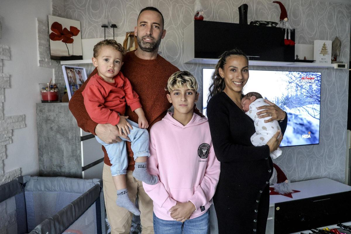 FOTOS | Los padres escoltados de Alcúdia a Inca para dar a luz a su hijo: «Si no es por la Guardia Civil no hubiéramos llegado a tiempo al hospital»