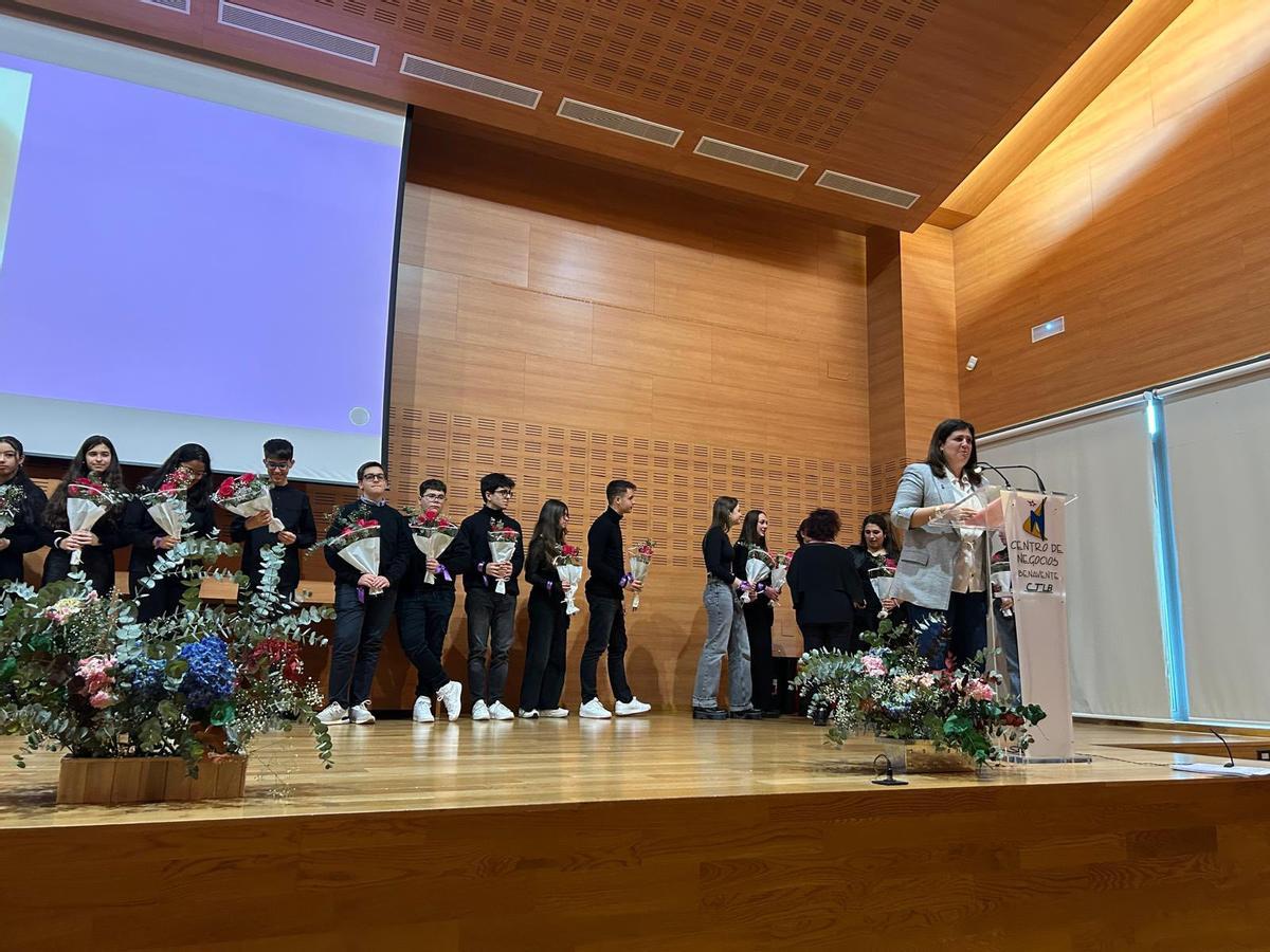 La alcaldesa de Benavente durante el acto celebrado en el auditorio del Centro de Negocios.