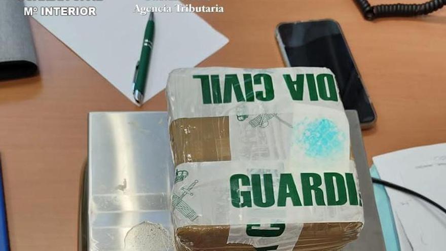 Detienen un hombre en un aeropuerto de Canarias con más un kilo de cocaína oculta en el equipaje de mano