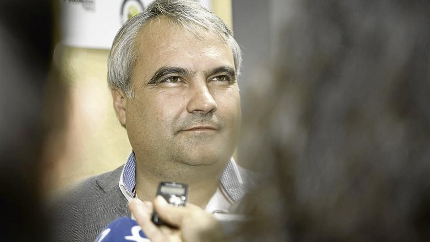 El alcalde de Badajoz acusa al PSOE de usar como arma política la polémica con Gómez de la Peña