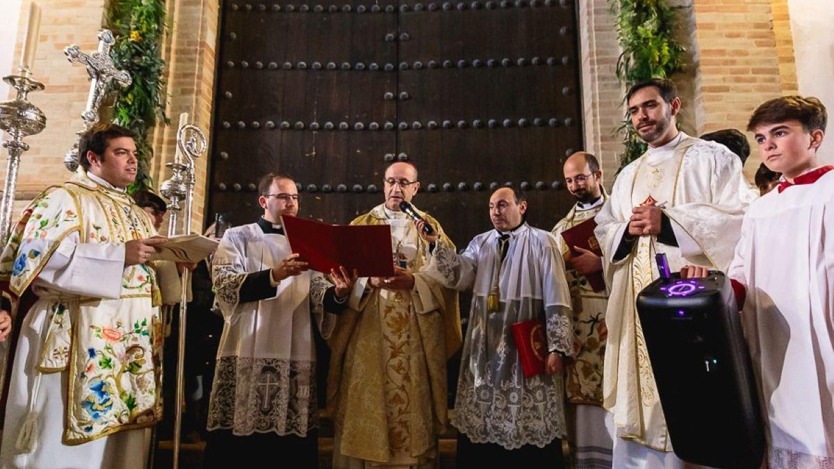 El obispo de Córdoba, en el inicio del acto de apertura de la puerta santa de san Juan de Ávila en Montilla.