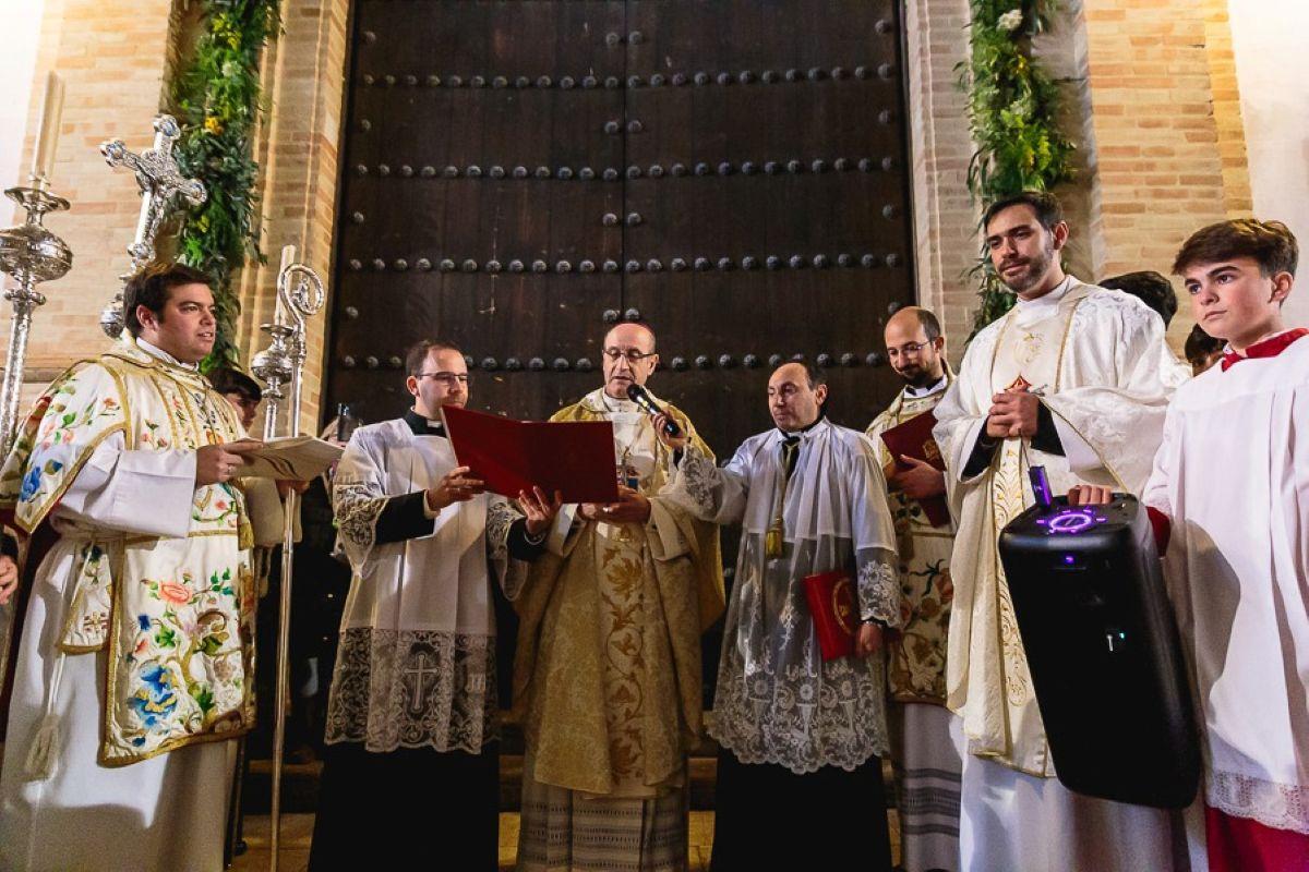 El obispo de Córdoba, en el inicio del acto de apertura de la puerta santa de san Juan de Ávila en Montilla.