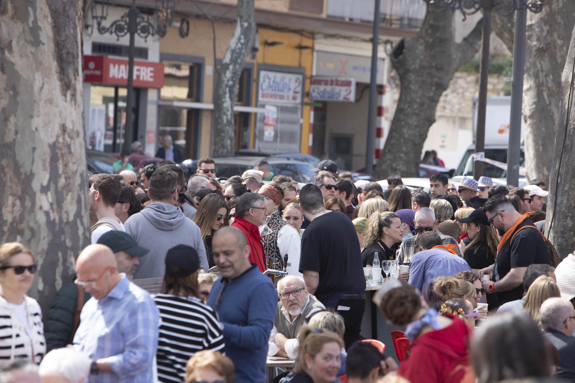 La mascletà de Caballer "retumba" en el Jardí de la Pau de Xàtiva