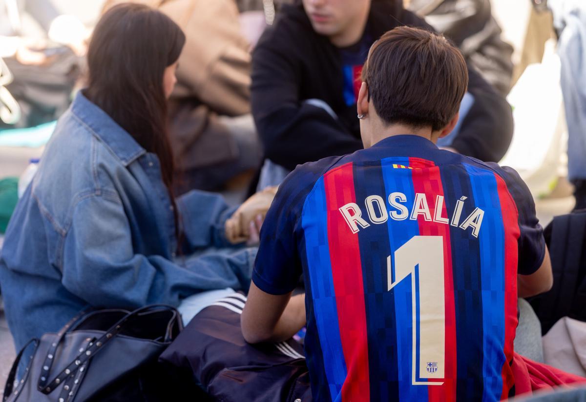 Varias fans hacen cola para el concierto de Rosalía, en el Movistar Arena, a 20 de marzo de 2026, en Madrid (España). La semana pasada arrancó en Lyon el 'Lux Tour', la nueva gira de Rosalía para presentar su cuarto álbum de estudio. La gira, que incluye 42 fechas entre Europa y América, cuenta con ocho fechas en España, cuatro en Madrid y cuatro en Barcelona. 30 MARZO 2026 Eduardo Parra / Europa Press 30/03/2026. Eduardo Parra;category_code_new;