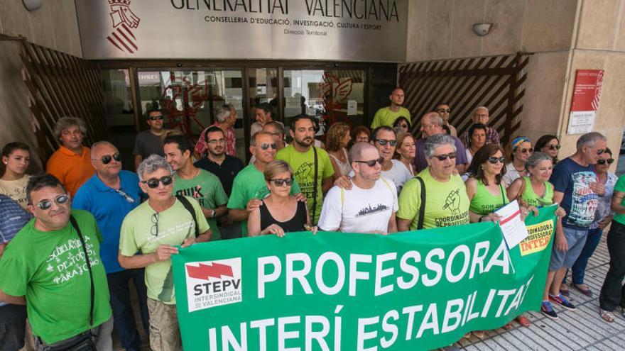 Protesta de interinos ante la dirección territorial de Educación en Alicante