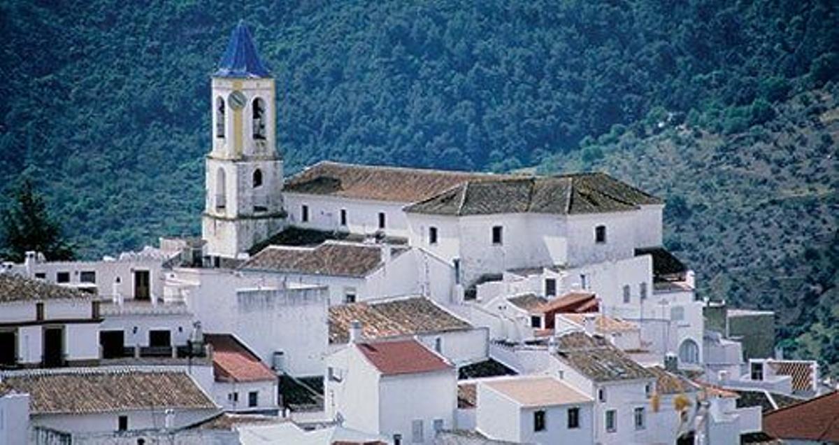 Panorámica de Yunquera e Iglesia de Nuestra Señora de la Encarnación del Siglo XVI. Comarca Sierra de las Nieves.