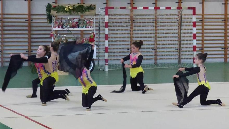 Las gimnastas dan ritmo a la Pola