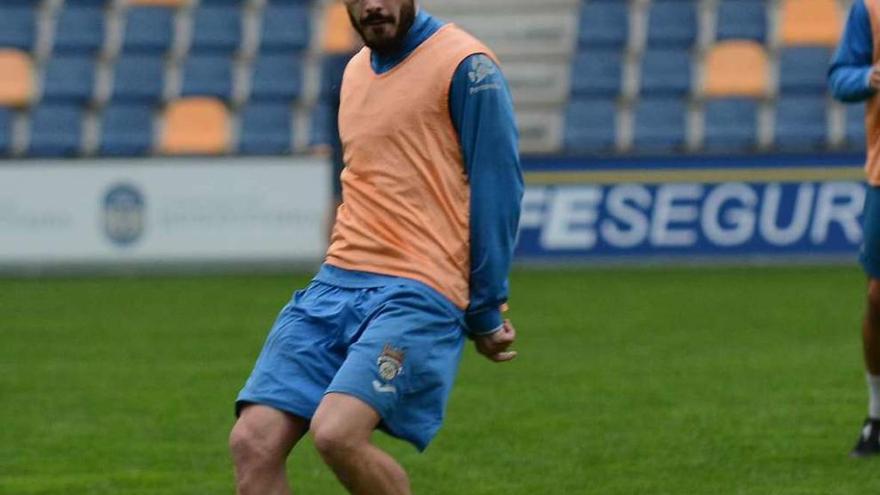 Álex Fernández, durante un entrenamiento en Pasarón. // Rafa Vázquez