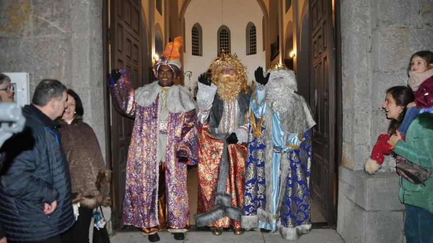 Baltasar, Gaspar y Melchor salen de la iglesia de La Arena en la cabalgata celebrada en 2020.