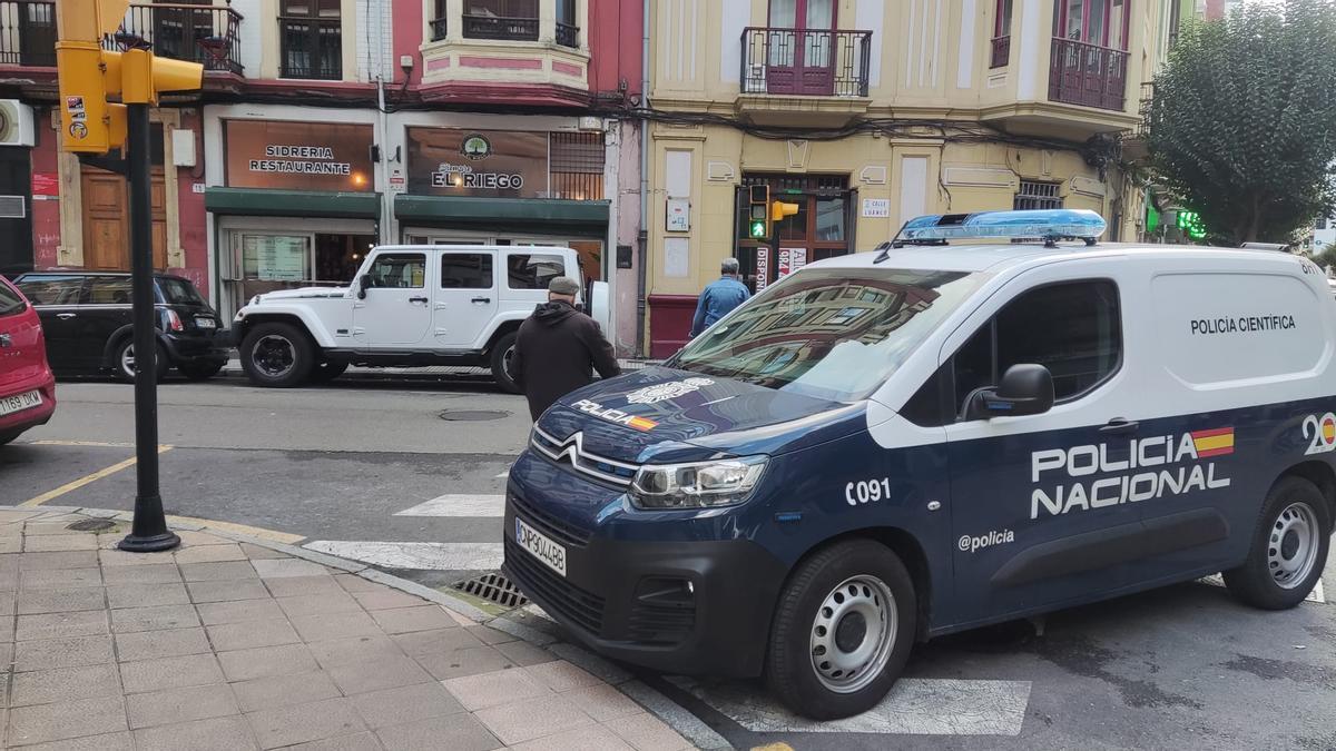 Un vehículo de la Policía Científica en el lugar del suceso.