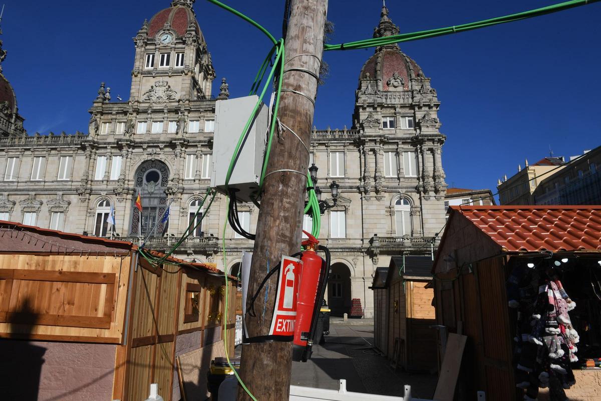 Poste de la luz en el poblado navideño