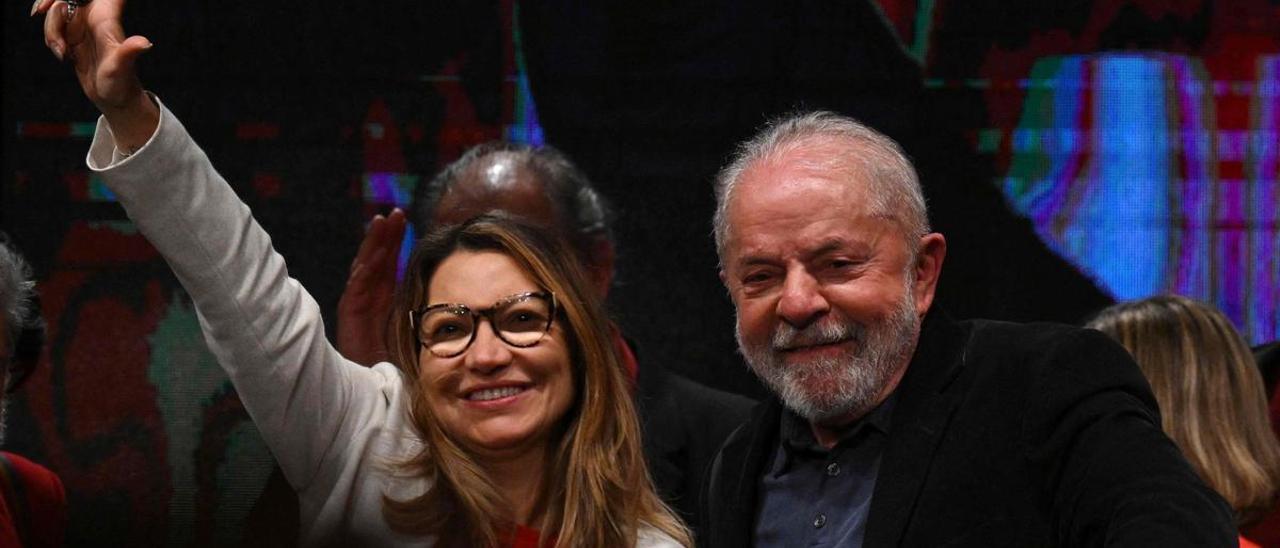 El presidente electo brasileño, Luiz Inácio Lula da Silva, y su esposa, Janja.