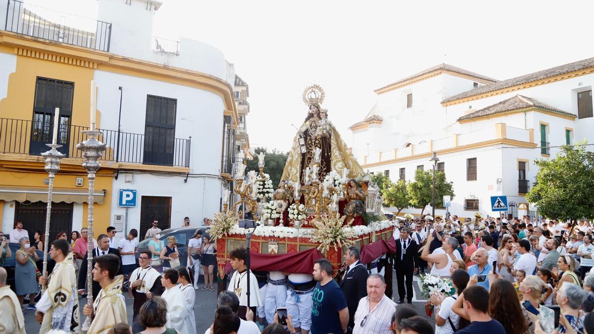 Puerta Nueva | La Virgen del Carmen de Puerta Nueva, en su paso poco después de abandonar su parroquia.