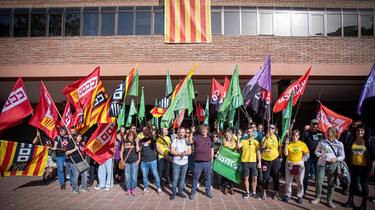 Barcelona 25/10/2022 Economía Concentración de docentes simultanea a la comisión de trabajo con los sindicatos y el departamento donde se estan negociando las reivindicaciones laborales tal y como se acordó el 1 de septiembre. Convocan USTEC-STEs, CCOO, Intersindical-CSC, Professors de Secundària (aspepc-sps), UGT, CGT y USOC. Departament d'Educació AUTOR: JORDI OTIX