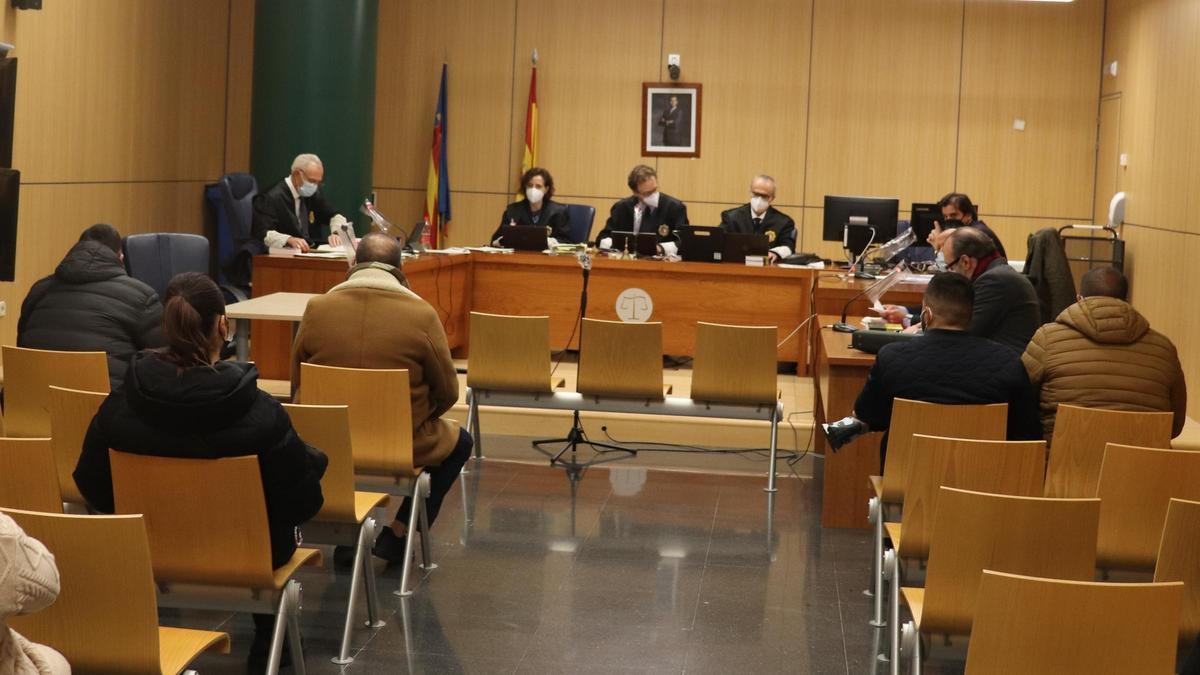 Los cuatro acusados, de espaldas, en el juicio celebrado ayer en la Sección Segunda de la Audiencia Provincial.