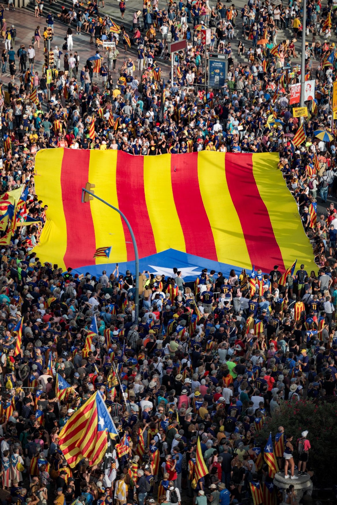 Així ha estat la manifestació convocada per l'ANC per la Diada a Barcelona amb el lema 'Via Fora'