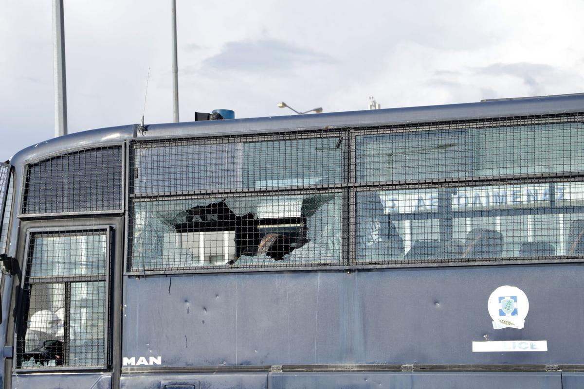 HERAKLION (Greece), 08/12/2025.- A view of damages on a Greek police vehicle as protesters approach Nikos Kazantzakis Airport, on the island of Crete, Greece, 08 December 2025. Farmers and livestock breeders on the island of Crete are escalating demonstrations and planning blockades amid nationwide protests over high production costs and delayed subsidies. (Protestas, Grecia) EFE/EPA/NIKOS CHALKIADAKIS