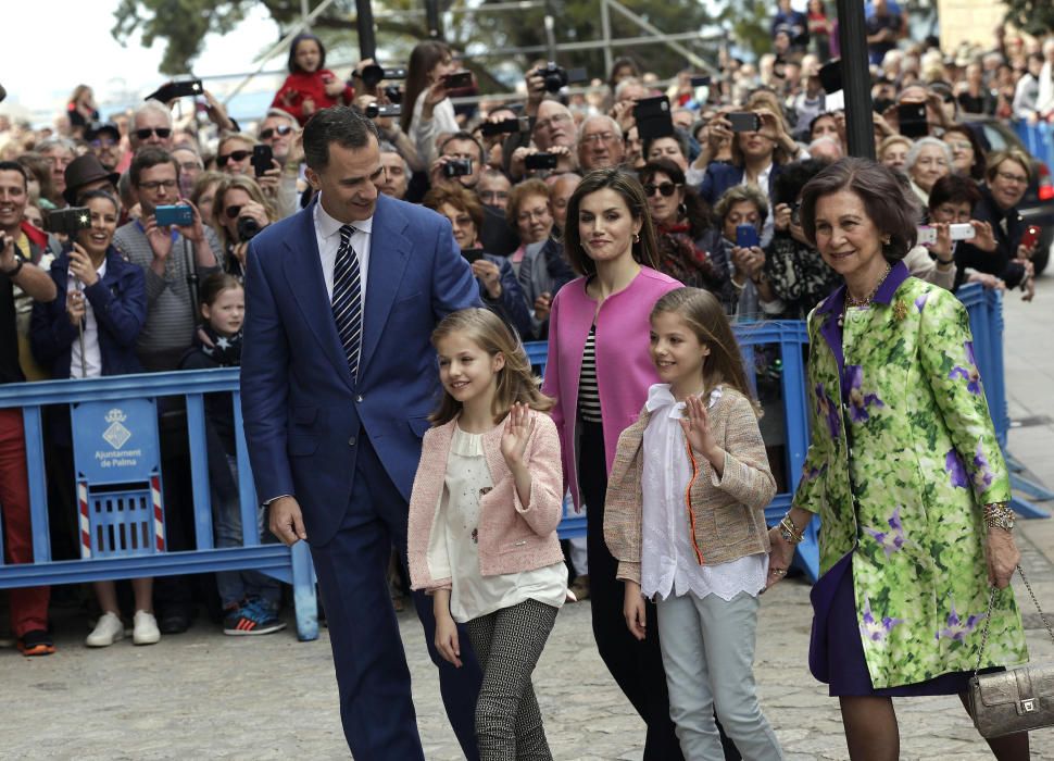 Los reyes junto a sus hijas y la reina Sofía en la misa de Pascua