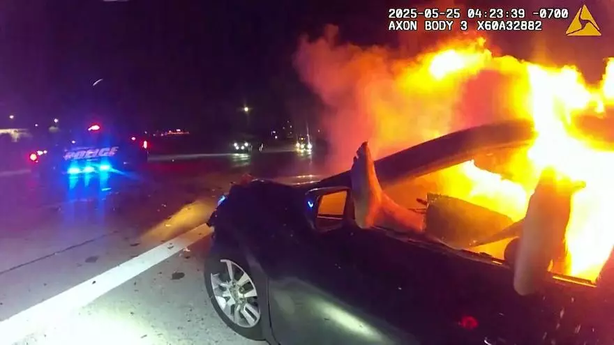 Rescate de película: un policía salva a una mujer atrapada en un coche en llamas en Arizona