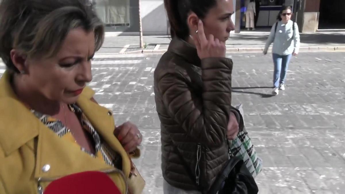 La madre de Antonio Tejado se aferra a un céntimo que encuentra en la calle: "A ver si nos da suerte"
