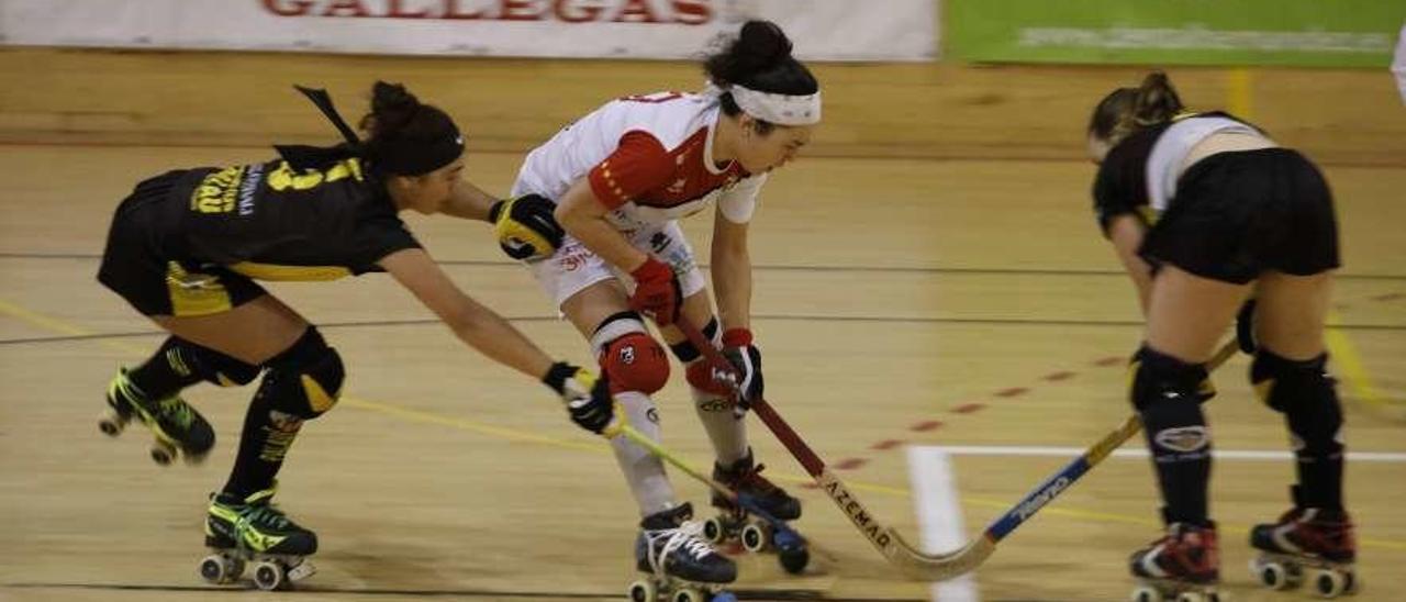 Natasha Lee pugna con dos jugadoras del Palau.