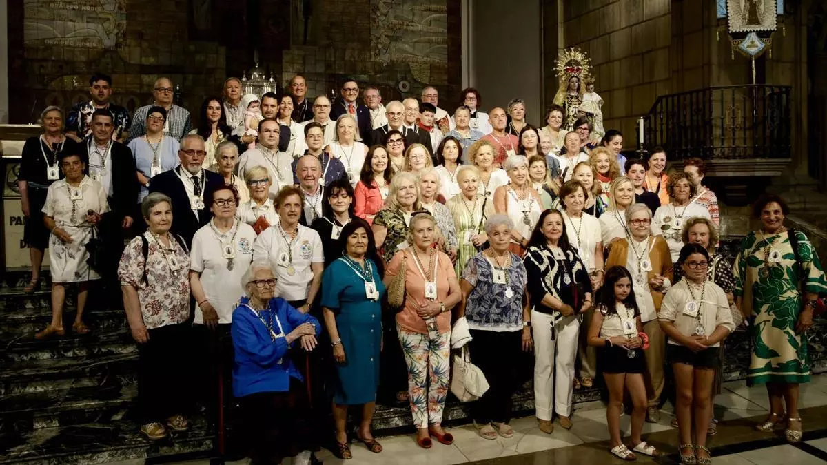 La Cofradía del Carmen de Gijón alcanza los 215 cofrades y distingue a su integrante más pequeña, de siete meses: "Es un día muy especial"