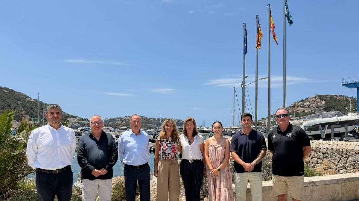Autoridades y representantes del Club de Vela, este miércoles en el Port d'Andratx.