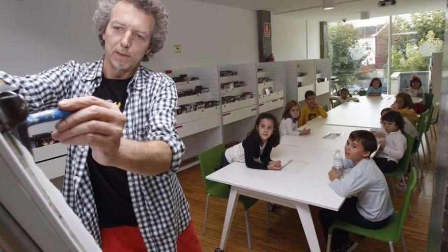 Marc Taeger durante el taller de ilustración que impartió ayer en la biblioteca Neira Vilas de Vigo. // J. Lores