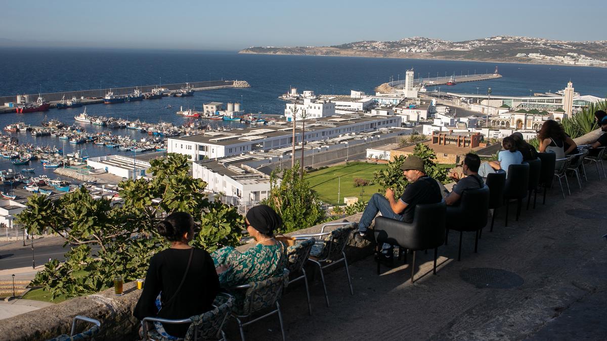 Un grupo de personas observa desde lo alto el puerto de Tánger, en Marruecos.