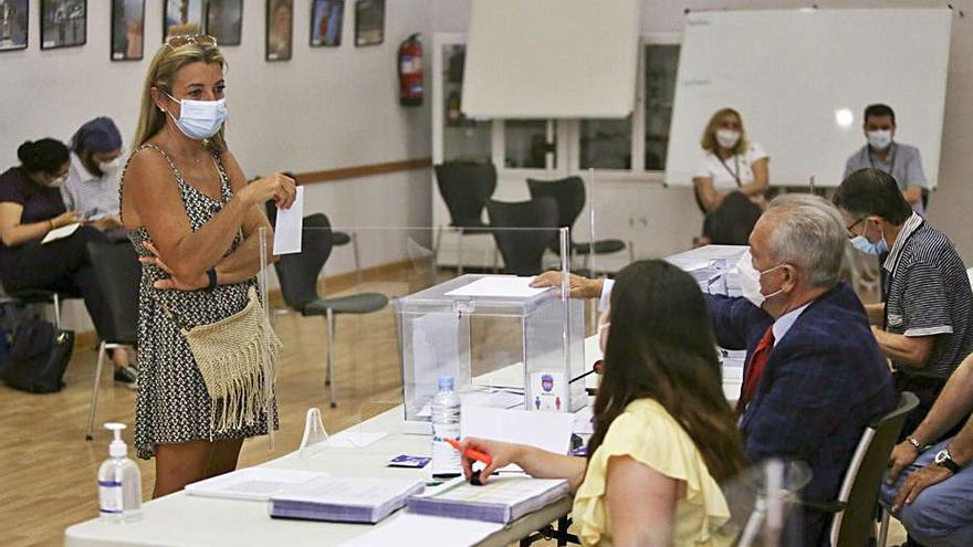 Una colegiada se dispone a depositar su voto, ayer. | EDUARDO RIPOLL