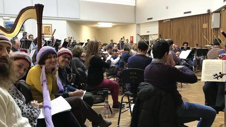 Los miembros de la Orquesta Sinfónica y los actores de El Hechizo, durante un ensayo de &#039;Cuento de Navidad&#039;.