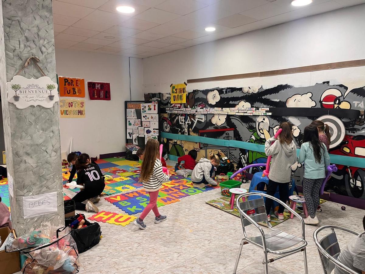 Niños y niñas de Paiporta juegan en "El rincón de los peques" de Paiporta.