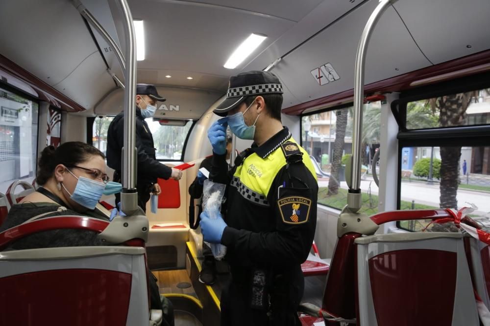 Reparto de mascarillas en Alicante