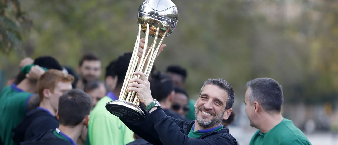 Ibon Navarro alza la Copa del Rey lograda con el Unicaja en Badalona, su primer título como entrenador.