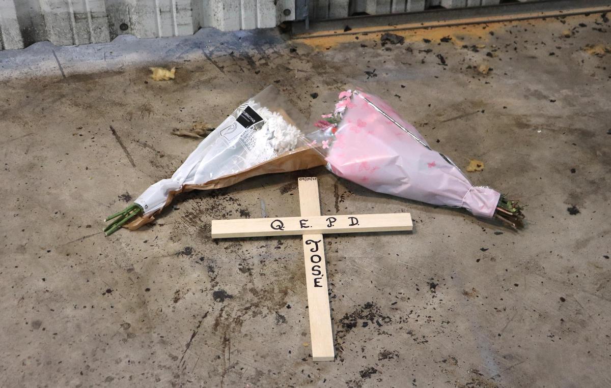 El dueño de la empresa de reparación de autos ha colocado un pequeño altar en recuerdo del trabajador fallecido.