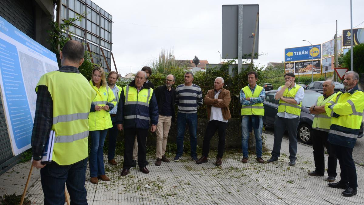 La delegada de la Xunta, en primer término, y ediles de Moaña y de Cangas en la presentación de las obras en la rotonda del Gordo.