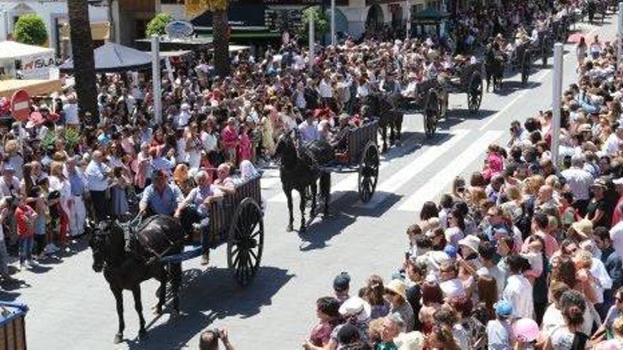 Desfile de carros del Primer Domingo de Mayo del pasado año por el centro de Santa Eulària.