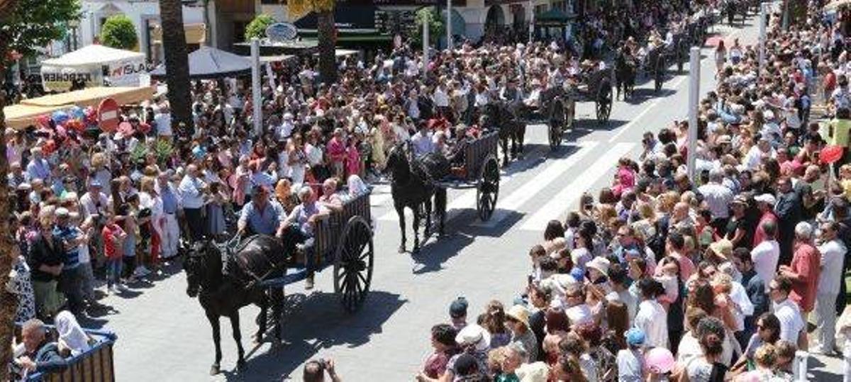 Desfile de carros del Primer Domingo de Mayo en Santa Eulària por el centro de Santa Eulària.
