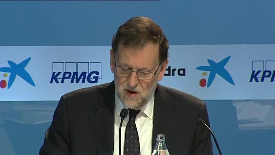 Rajoy considera que los ayuntamientos de Colau y Carmena dañan la economía