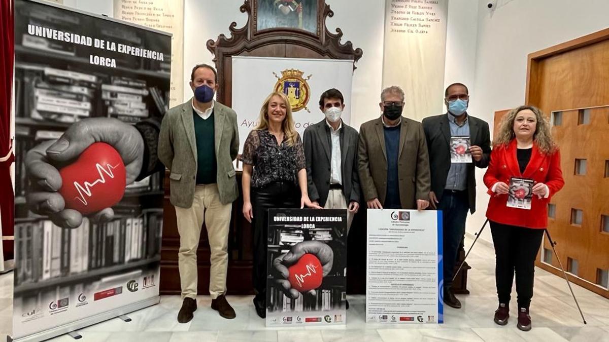 Ángel García, María Ángeles Mazuecos, Luis Martínez, Miguel Pérez, David Iyú y Josefa Andreu, durante la presentación de la ‘Universidad de la Experiencia’.