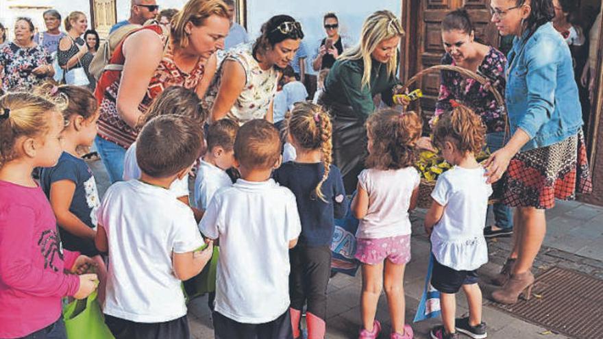 Unos 60 escolares pidieron ayer el &#039;Pan por Dios &#039; al Ayuntamiento de Los Silos.