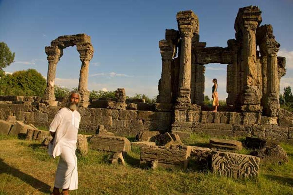 ruinas del Templo del Sol de Martand (siglo VIII).