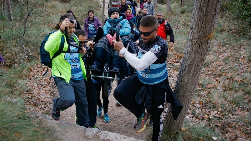 Así es como la Associació Comtat-Alcoià Fent Camí consigue que personas con discapacidad física realicen rutas de montaña