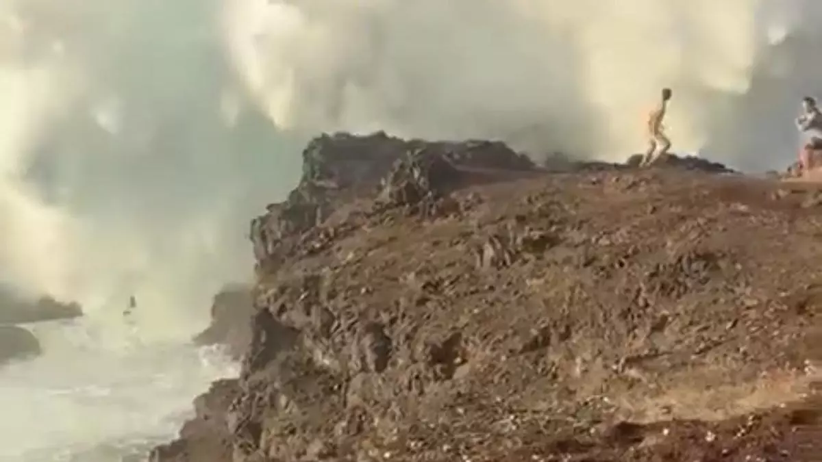 Nueva imprudencia en Sardina del Norte, a pesar de la amenaza de las olas