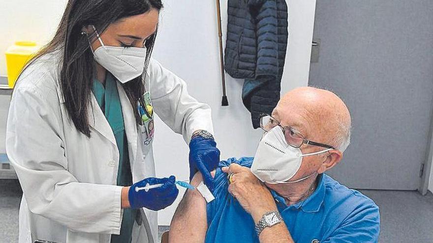 Cristina Gómez vacuna a Manuel, ayer, en A Coruña.