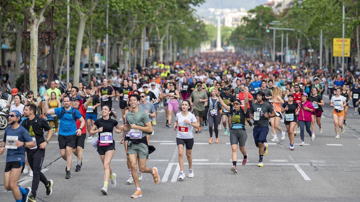 Los participantes descienden por el passeig de Gràcia durante la 44 edición de la Cursa de El Corte Inglés.