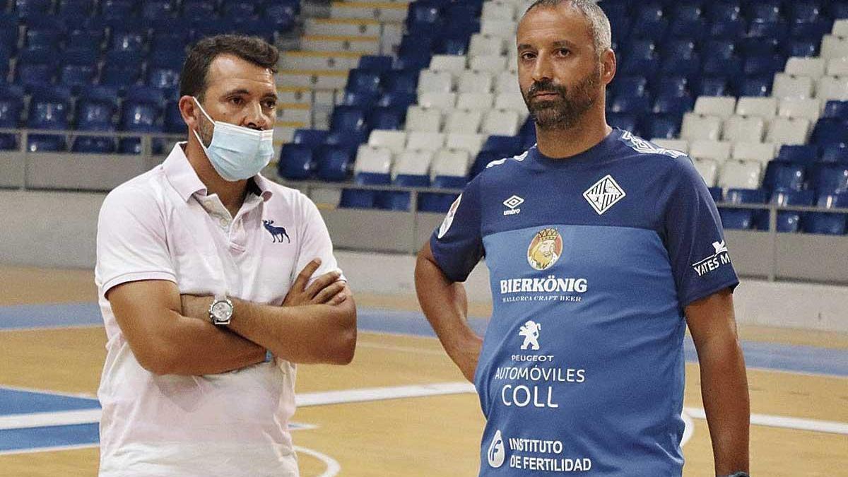 El técnico del Palma Futsal, Antonio Vadillo, junto al director deportivo José Tirado.