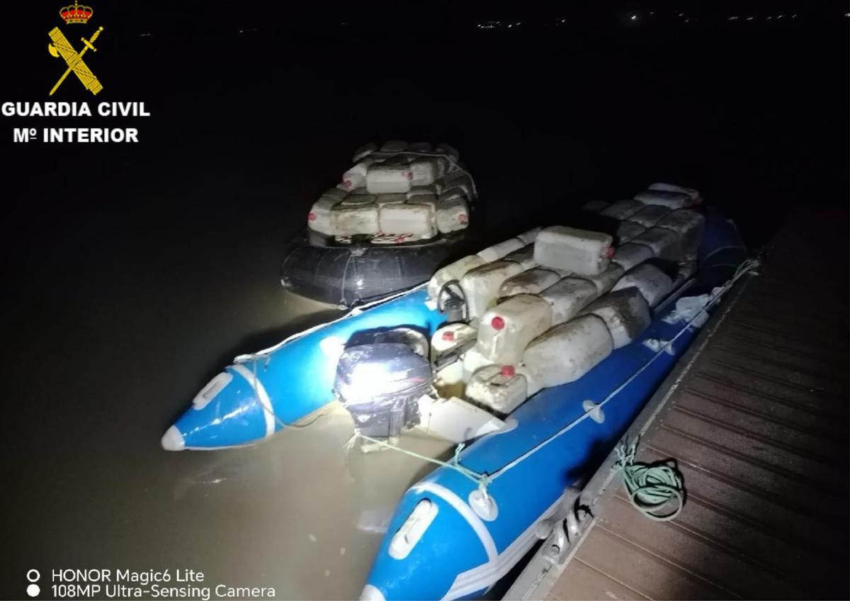 Una de las lanchas petaqueras intervenidas por la Guardia Civil en Cádiz.