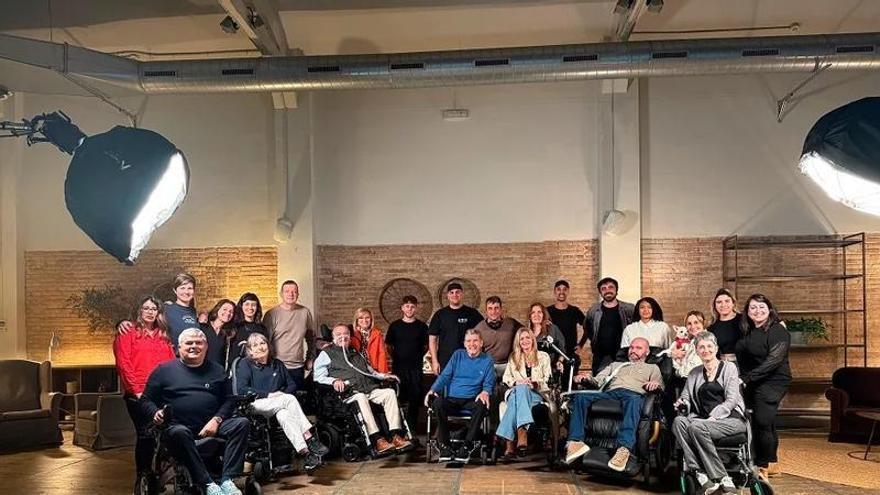 Juan Carlos Unzué, Martín Caparrós y otras personas con ELA lanzan un mensaje vital a las nuevas generaciones en el documental 'ELAleteo de las libélulas'